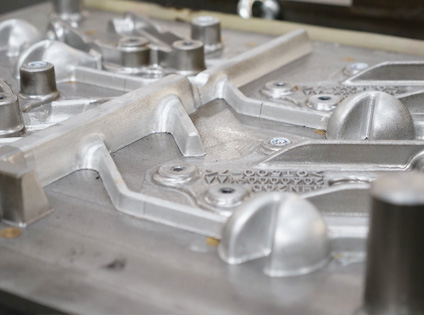 鋳物の変形の原因はコールドクラックの形成原因と同じである。